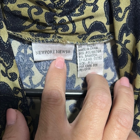 Floral Print Dress in Black and Green - Picture 2 of 6